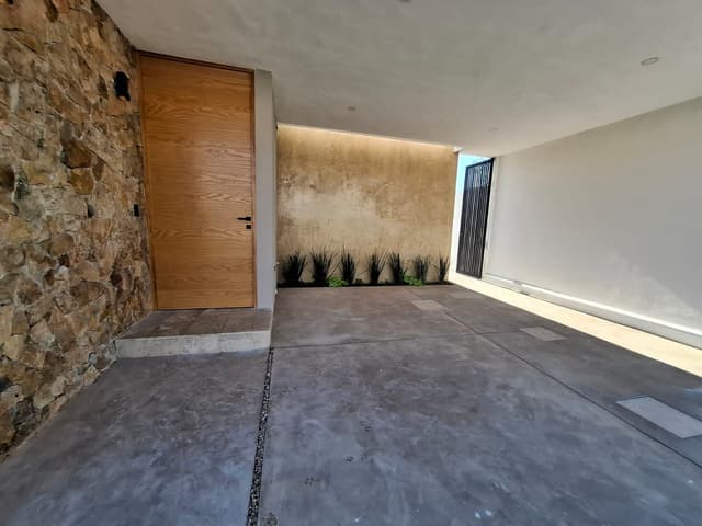 Casa de 1 piso con alberca, 3 recamaras y 2 estacionamientos techados en Residencial Arbelia, Conkal.