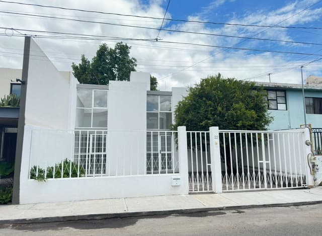 SE RENTA CASA a una cuadra de Los Arcos