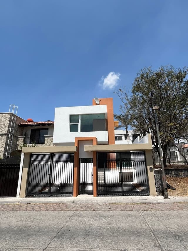 Casa en renta en milenio lll 3 recamaras 2 baños 2 estacionamientos Querétaro