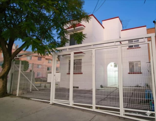 Casa en Venta con Sotano en zona centrica en avenida principal.