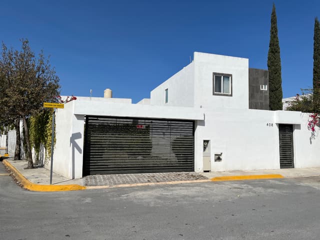 Casa en Esquina con Terreno Excedente, Doble Altura, Fracc Privado y 2 Plantas