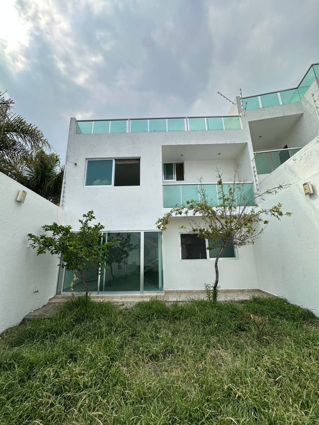 RENTA DE CASA DE TRES NIVELES, Y ROOF GARDEN EN MILENIO III, QUERETARO