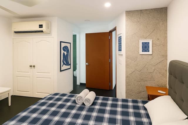 Un paraíso seguro y escondido, entre el Club de Yates y La Marina; con playa y muelle privados, para disfrutar de la vid