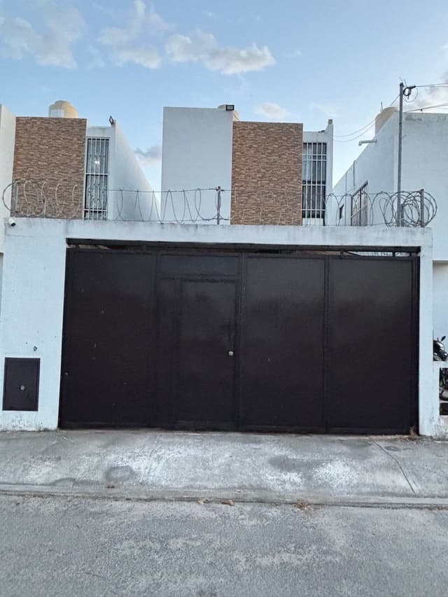 SE VENDE CASA EN LOMAS DEL SUR (OBRERA)