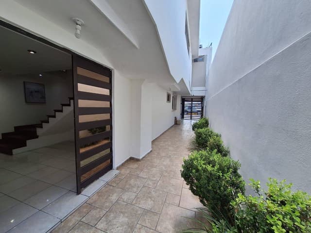 CASA EN RENTA CUMBRES 1er SECTOR, AV. LEONES