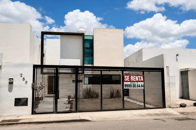 Casa en renta cerca de la Universidad Modelo con alberca y 3 recámaras con baño propio