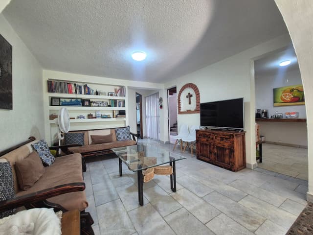 Casa en venta en Lomas Estrella, Iztapalapa. 4 recámaras, jardín y espacio para 3 autos
