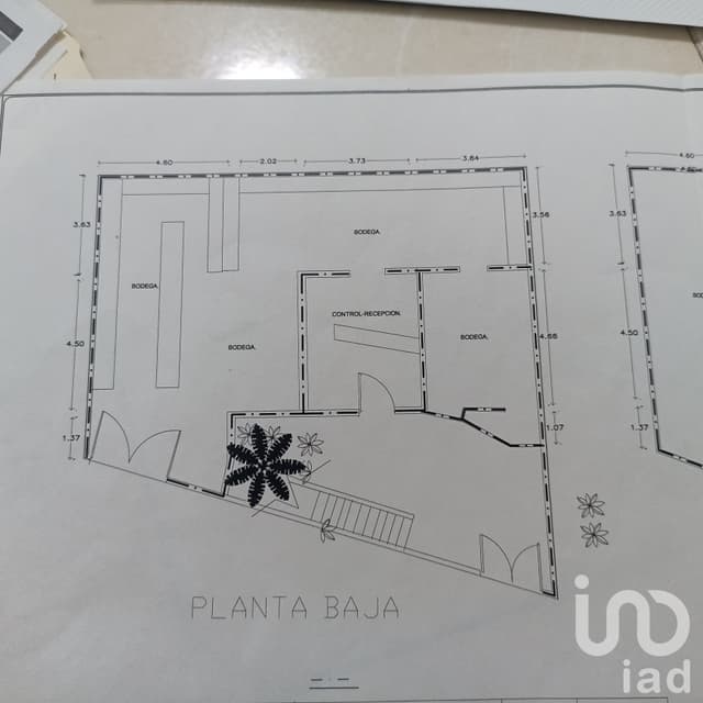 Propiedad con uso de suelo mixto (cuenta con área de oficina, recepción y bodega) en Cancún