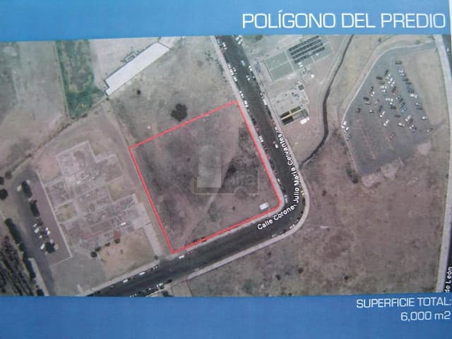 Terreno con uso de suelo comercial y de servicios en venta en Centro Sur, Querétaro.