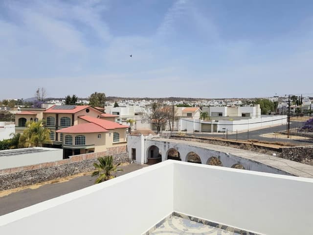 Residencia con Alberca y 6 habitaciones en Av. La Rica, Juriquilla