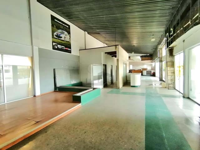 Bodega o local comercial en RENTA céntrica con DOS FRENTES en Prol. Corregidora Sur, Querétaro.