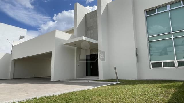 Casa en venta en Juriquilla con 6 recámaras, estacionamiento para 6 autos, Jacuzzi, etc.