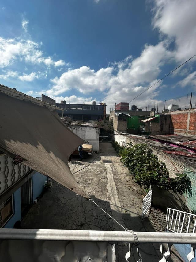 Casa en venta en Tequexquináhuac con uso de suelo mixto