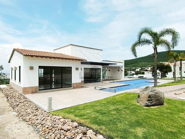 Terreno en VENTA en Ciudad Maderas Montaña, El Marqués, Querétaro, un condominio con ALBERCA.