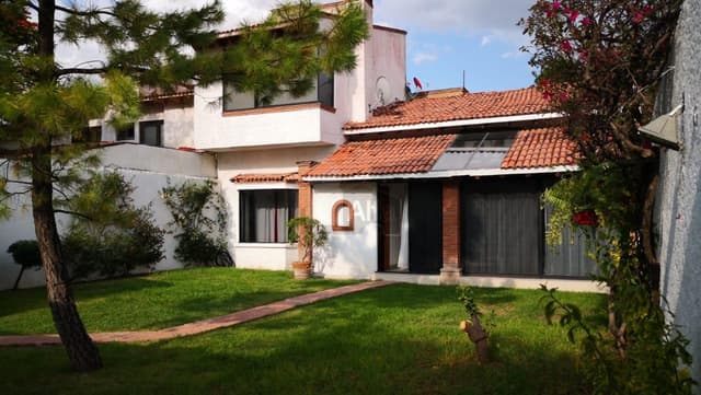 Casa en venta o renta en Privada Jurica, hermosa, estilo campestre, con chimenea