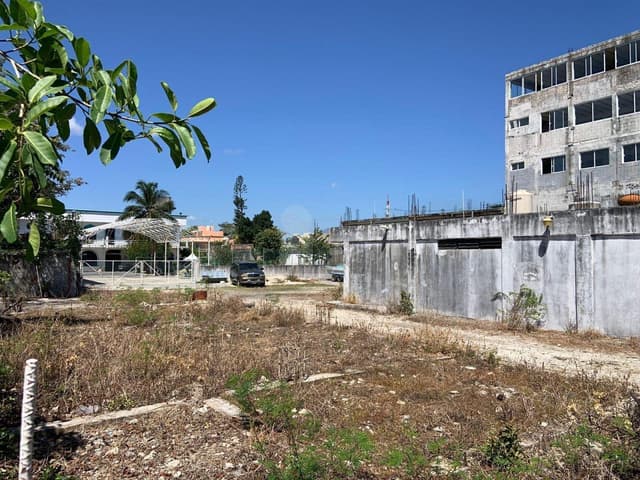 Terreno con construcción en VENTA SMZ 65 Cancun Quintana Roo REHOYADA Av Lopez Portillo y calle 13N