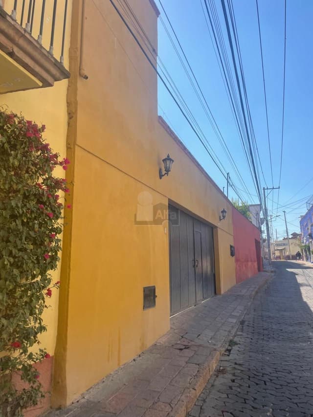 Casa con Alberca en Venta a dos cuadras del Jardín Principal de Tequisquiapan, 5 recámaras una en PB