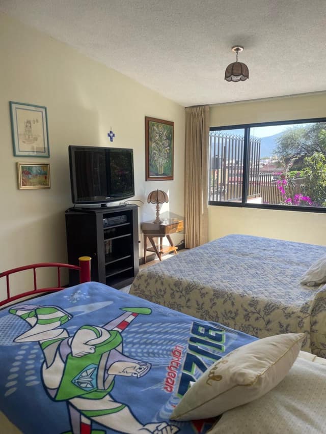 Casa con Alberca en Venta a dos cuadras del Jardín Principal de Tequisquiapan, 5 recámaras una en PB