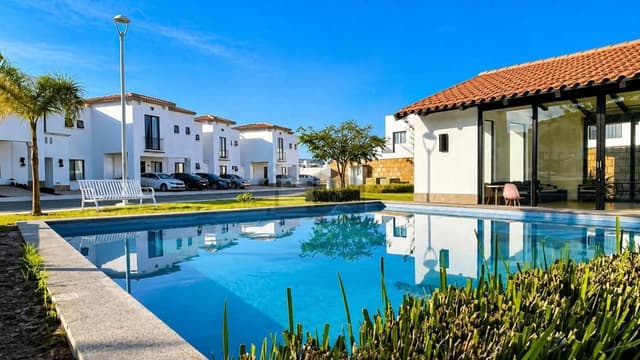 OPORTUNIDAD!!! Casa al mejor precio en Todo Juriquilla, en privada con alberca
