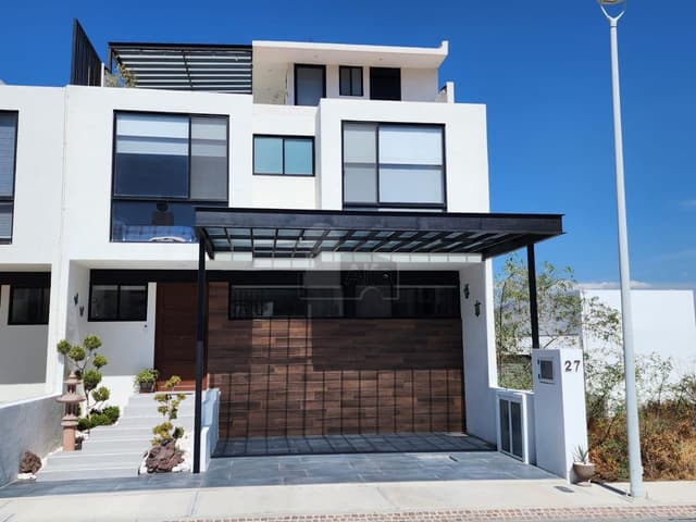 Aprovecha precio de oportunidad! Disfruta de su sótano con jardín y bar integrado y Roof Garden