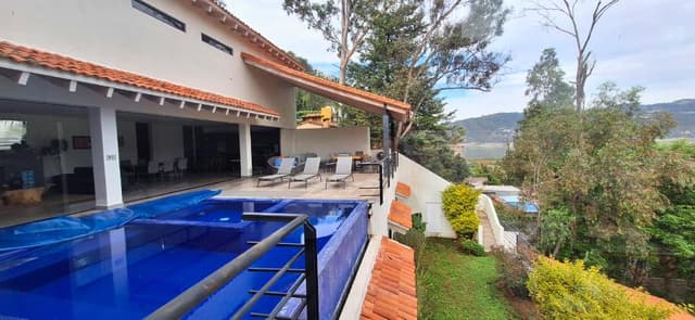 Casa en Renta moderna con vista al lago