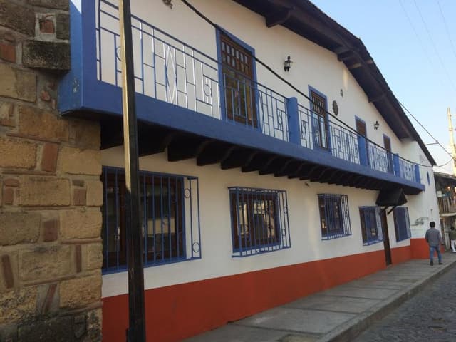 Casa en Renta con Locales comerciales incluidos en Valle de Bravo