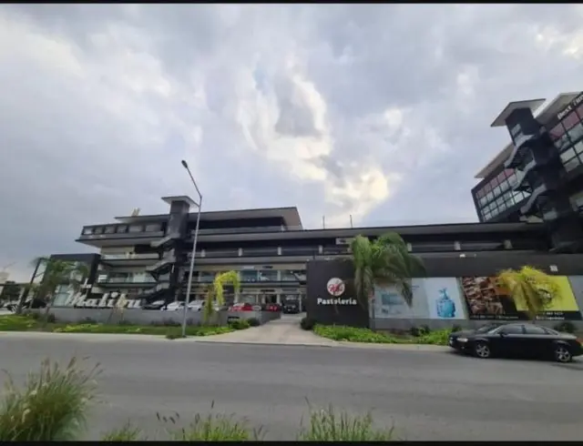 LOCAL PLAZA MALIBU (AJ)