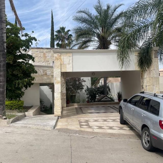 Portones de Gran Jardín, Magnifica residencia ubicada en calle cerrada