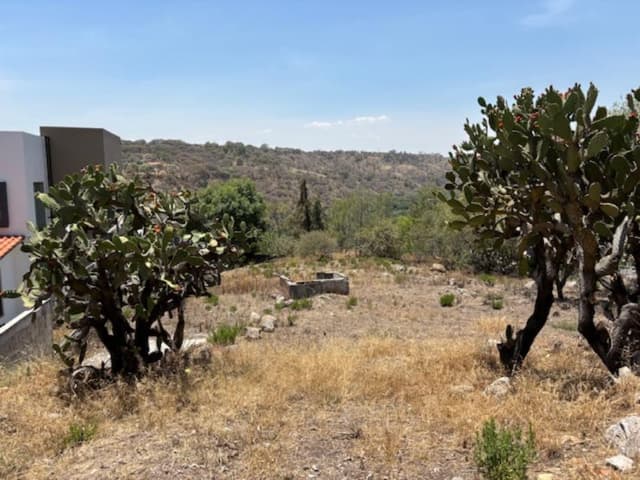 Terreno ligeramente descendente en calle cerrada, con anteproyecto arquitectónico incluido y vista panorámica; en la Estadía