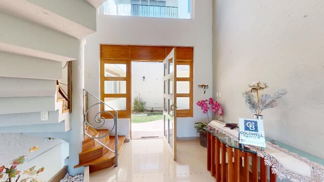 Casa de 3 pisos con salón de reuniones, cuarto de huéspedes, amplio jardín y loft independiente en Condado de Sayavedra