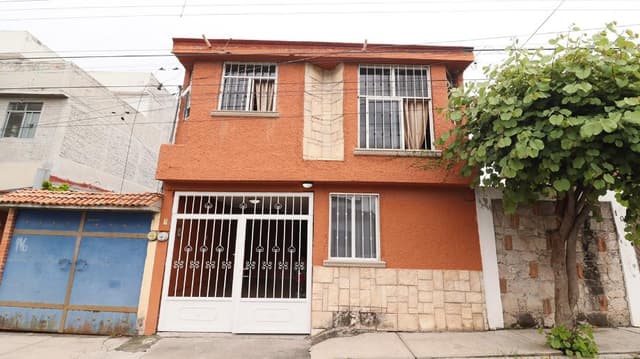 CASA EN VENTA CERCA CENTRAL AUTOBUSES Y ESTADIO, EN MORELIA