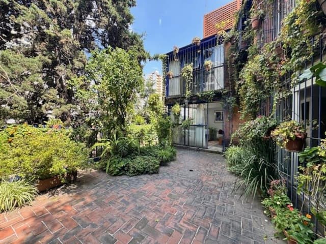 ¿Buscas una propiedad con carácter y estilo único? Esta encantadora casa tipo francesa, ubicada en un tranquilo condominio de una zona residencial privilegiada, es perfecta para quienes desean renovar