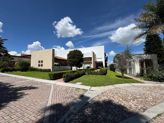 Residencia de lujo estilo mexicano contemporáneo en El Campanario, Querétaro