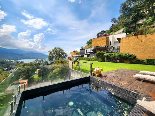 CASA EN VENTA CON VISTA AL LAGO EN VALLE DE BRAVO