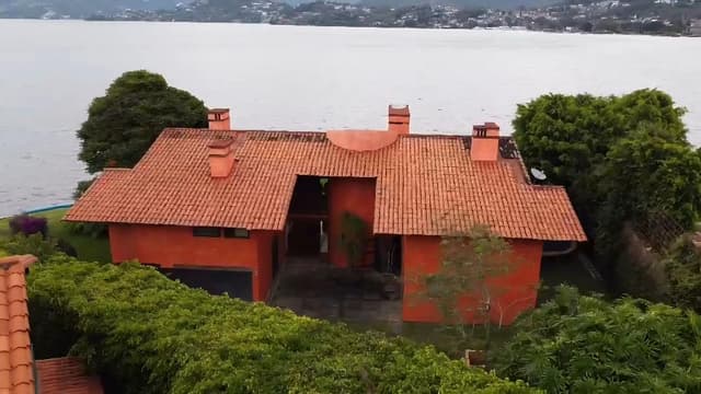 CASA CON ACCESO AL LAGO EN VENTA, VALLE DE BRAVO