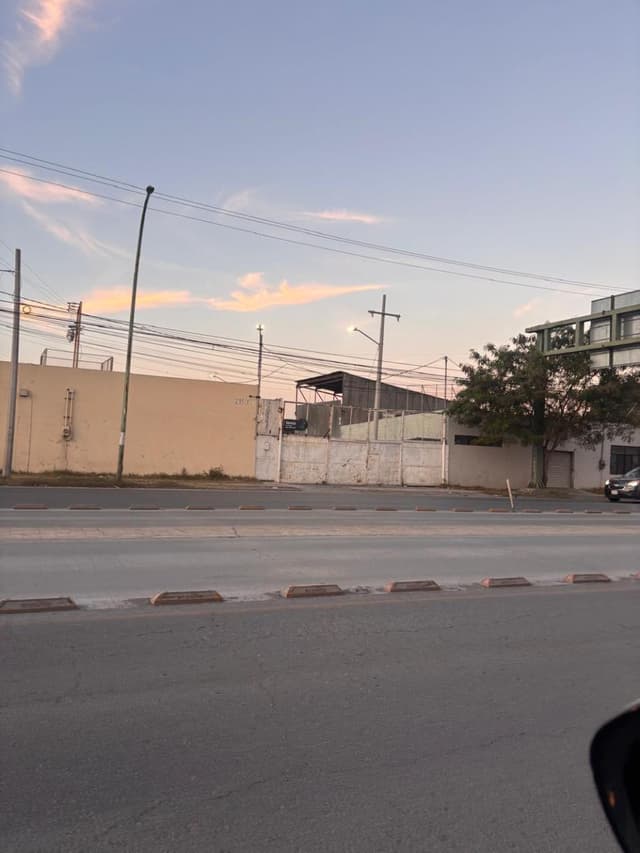 Terreno con oficinas en venta en Ruiz Cortines, cerca de la Planta Cemex
con dormitorio para empleados.