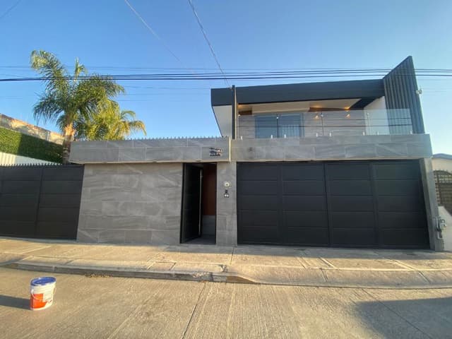 Venta de casa en Colinas del Río, recien remodelada, amueblada y equipada