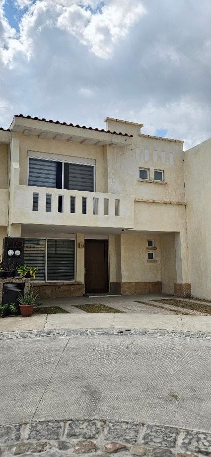 Casa en venta en Bosques del Paraíso VI | 3 recámaras + rooftop con asador | Norte de Aguascalientes