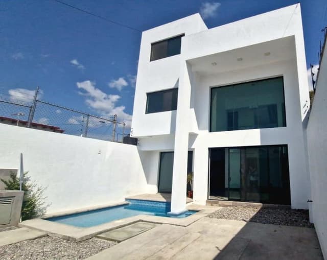 Casa sola con alberca en cerrada con vigilancia. Cuernavaca