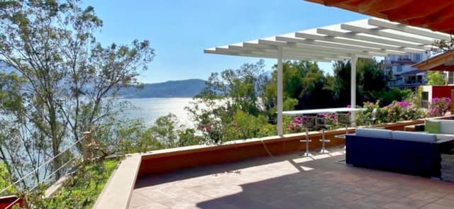 Casa en Renta en Valle de Bravo, con Vista Panorámica.