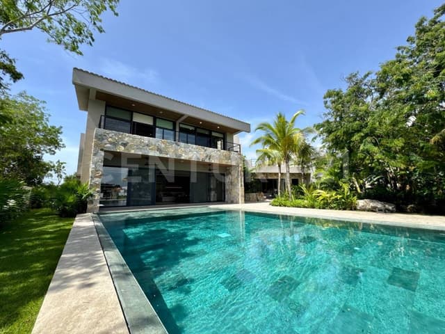 Residencia de Lujo: Casa en Venta en esquina en Lagos del Sol