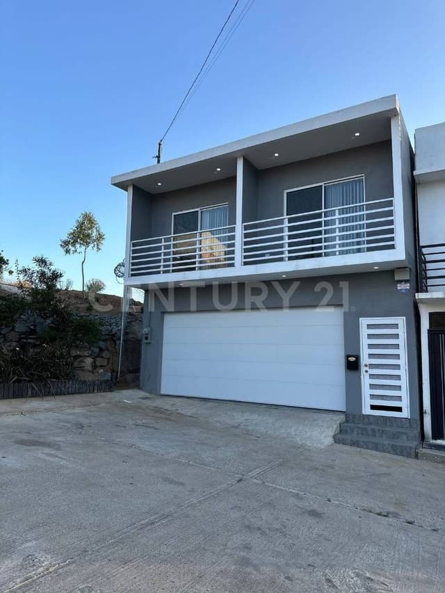 HERMOSA CASA EN VENTA CON VISTA AL PUERTO DE ENSENADA