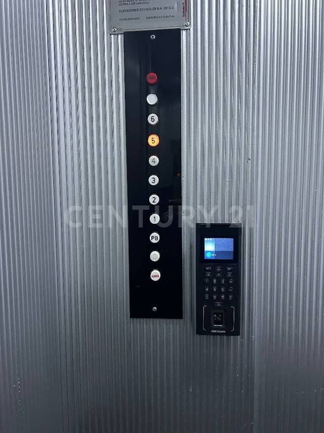 OFICINA EN VENTA UBICADA EN SAN RAFAEL, CUAUTEMOC, CDMX.