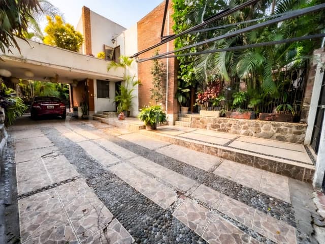 CASA CON JARDÍN Y JACUZZI PARA 8 PERSONAS