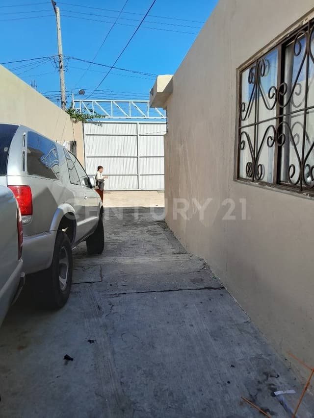 RAV-1225 VENTA DE PROPIEDAD CON 3 DEPARTAMENTOS