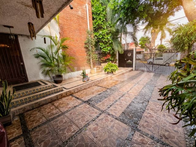CASA CON JARDÍN Y JACUZZI PARA 8 PERSONAS