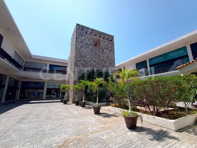 En Venta Local Comercial con terraza Plaza Coba Playacar Playa del Carmen P4408