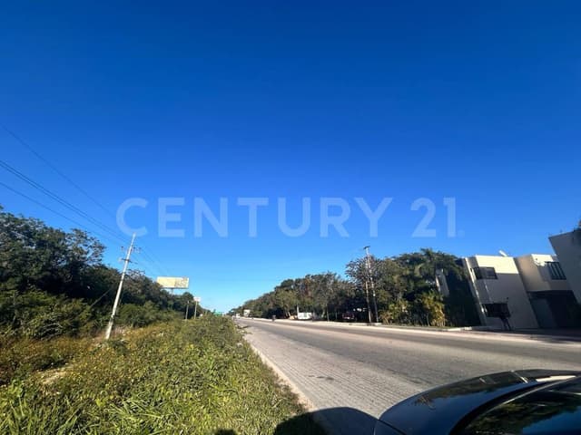 Lote en venta sobre la Avenida Tulum en la Región 12, Tulum, Quintana Roo.