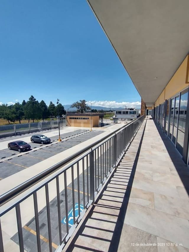 En renta locales en plaza comercial de Metepec