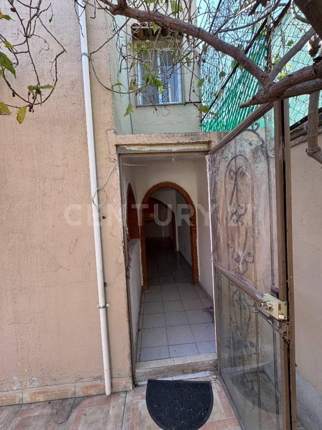 Casa con estacionamiento privado en Los Nogales, Sjr con recámara en planta baja